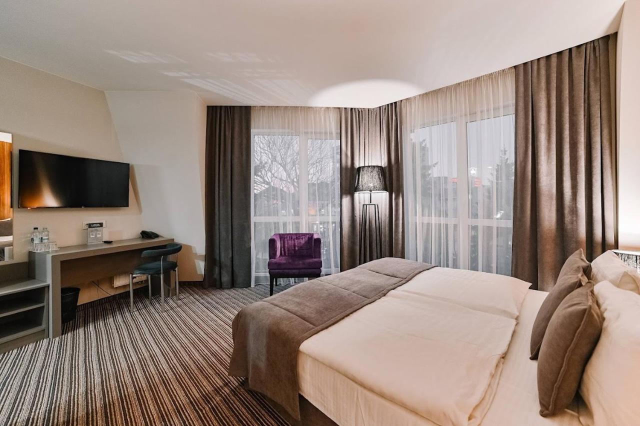 Boutique Hotel Central Ровно Экстерьер фото