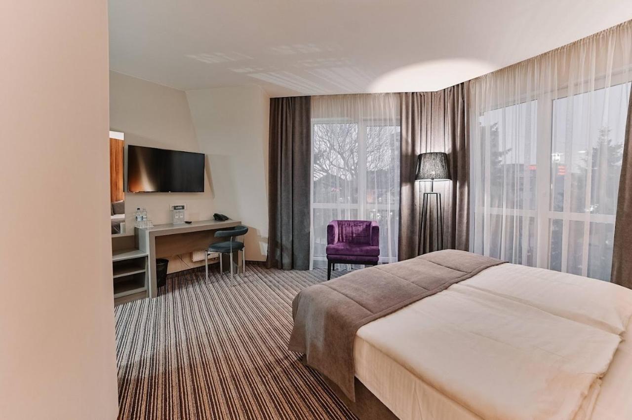 Boutique Hotel Central Ровно Экстерьер фото