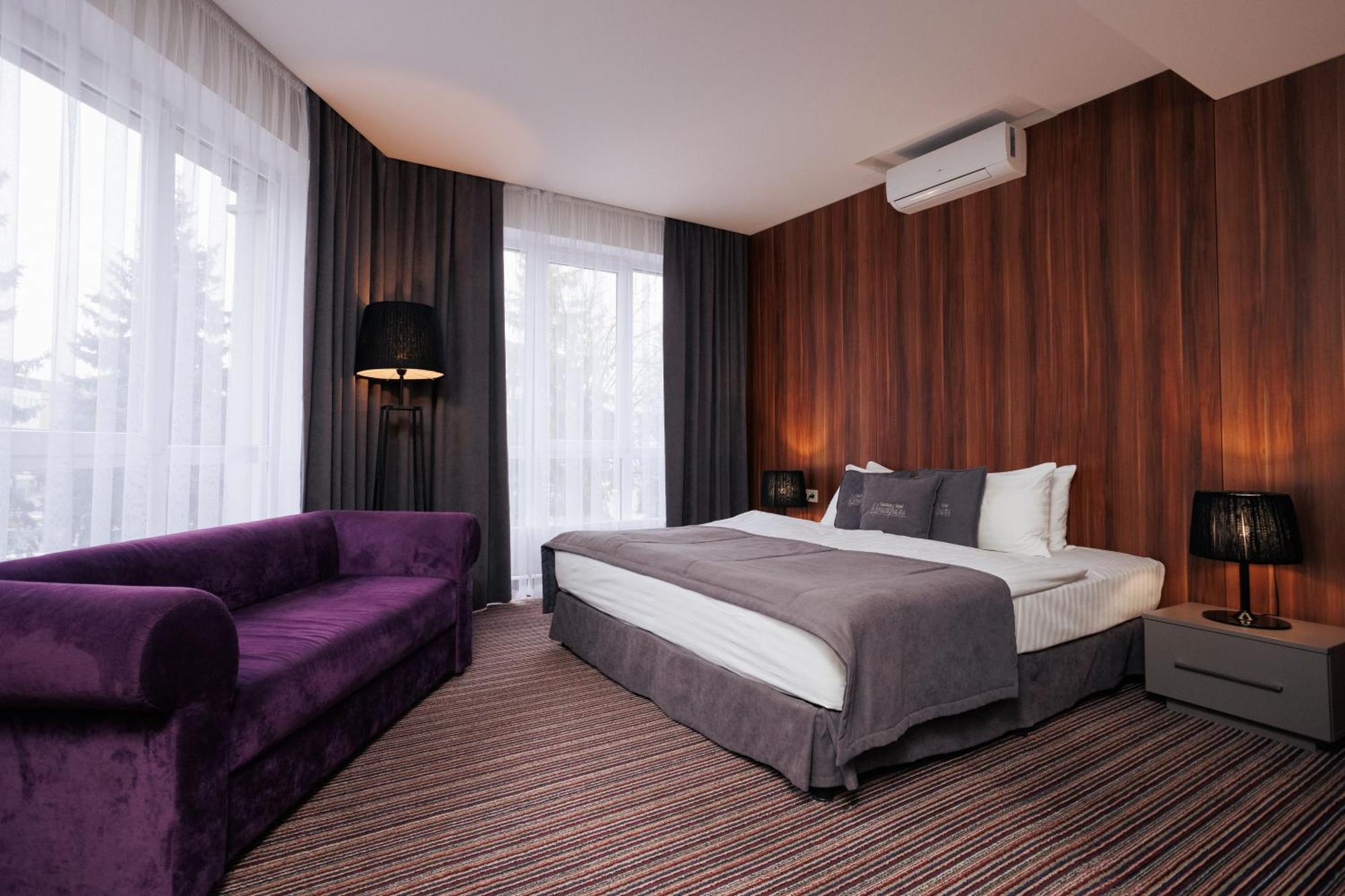 Boutique Hotel Central Ровно Экстерьер фото