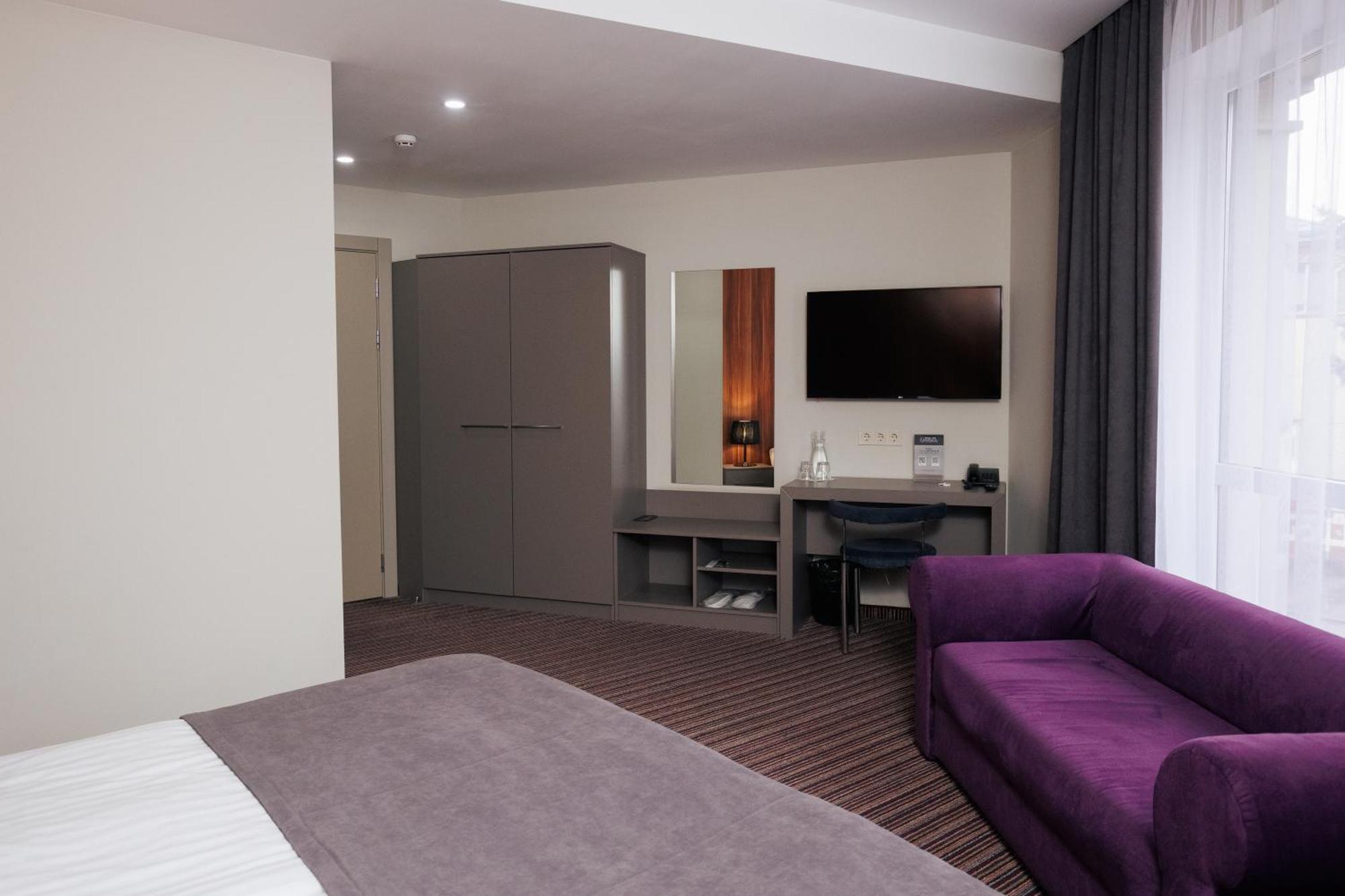 Boutique Hotel Central Ровно Экстерьер фото