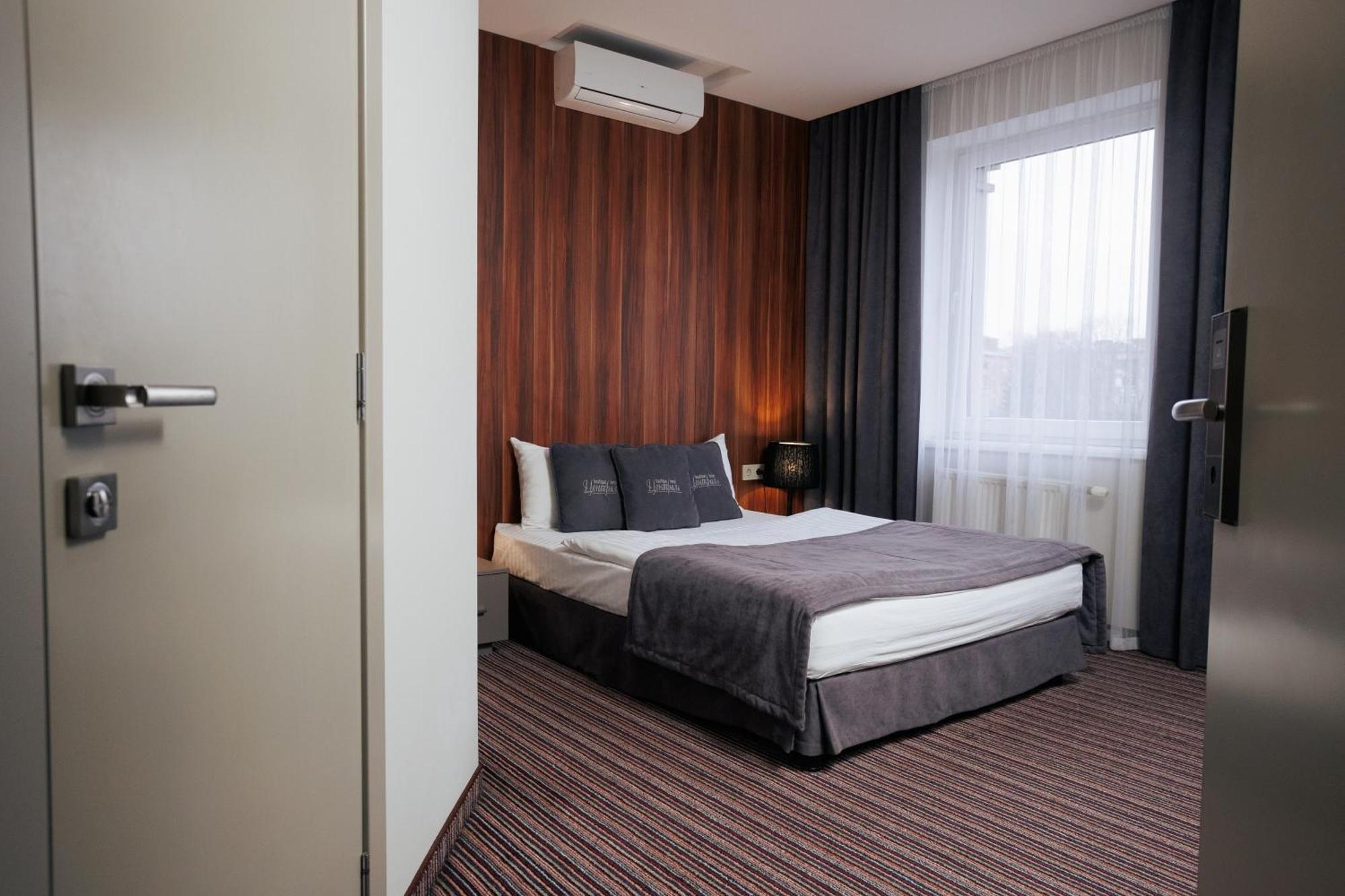 Boutique Hotel Central Ровно Экстерьер фото