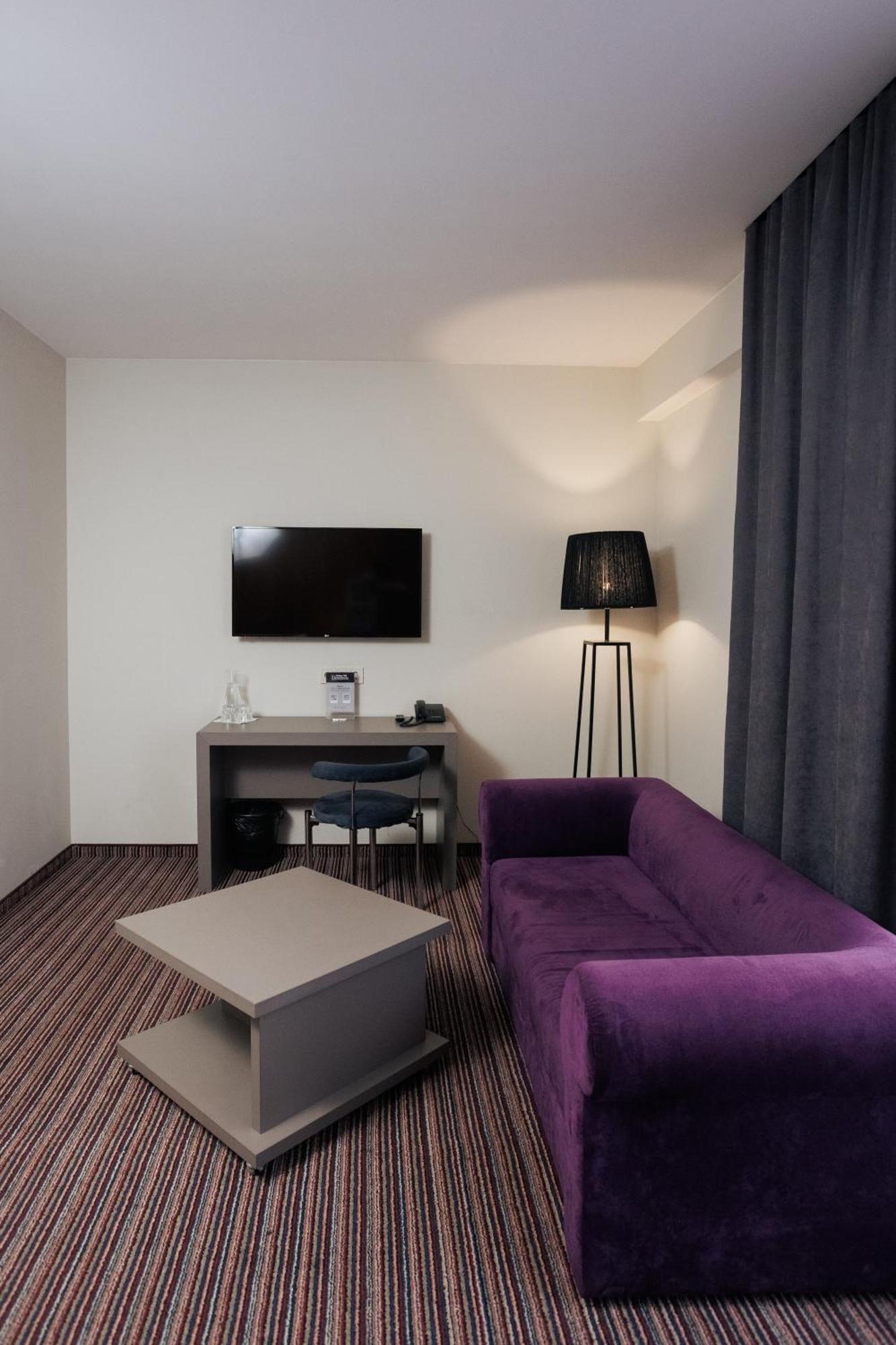 Boutique Hotel Central Ровно Экстерьер фото