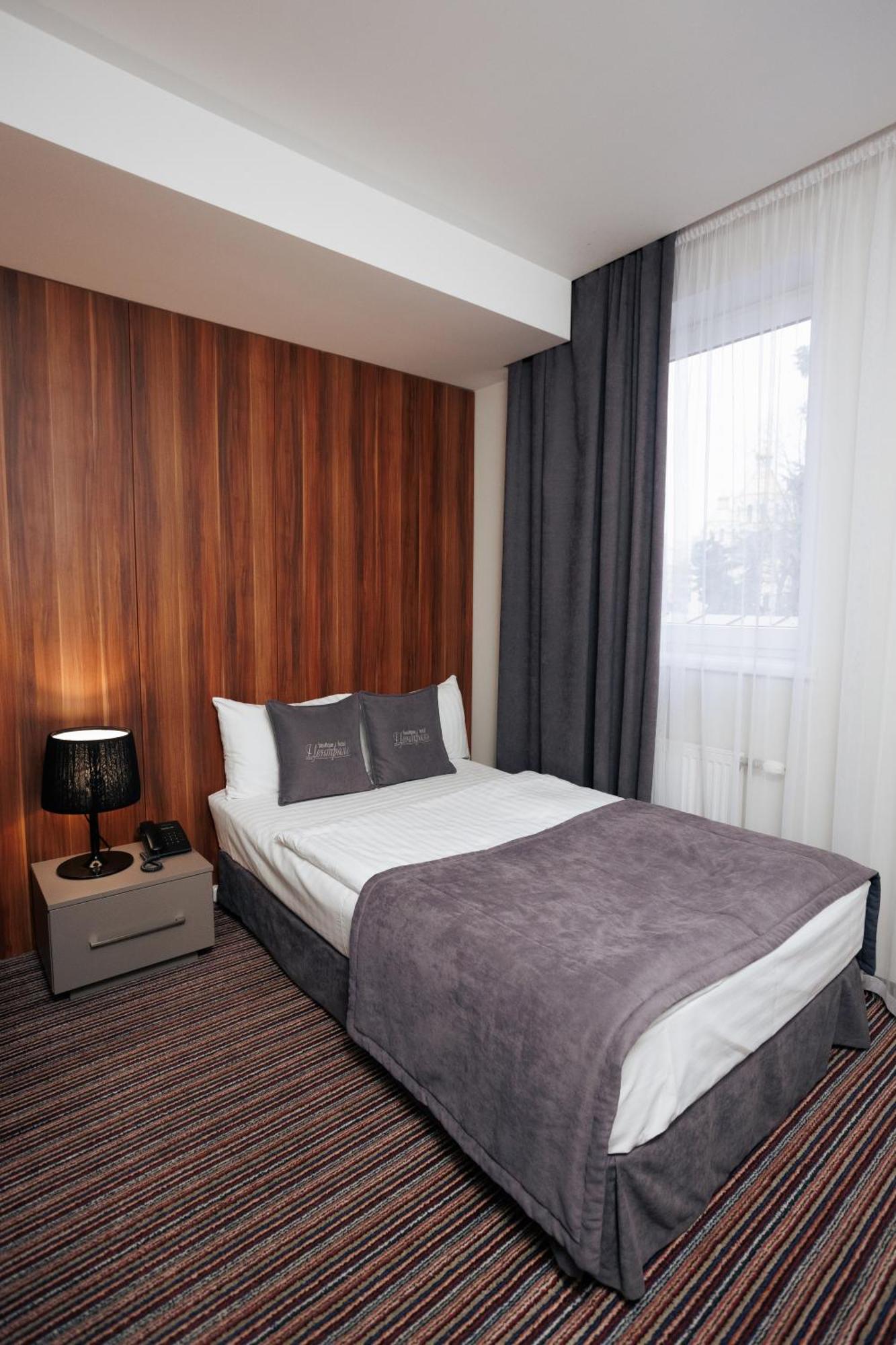 Boutique Hotel Central Ровно Экстерьер фото