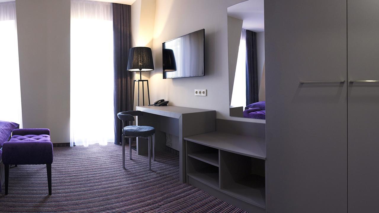 Boutique Hotel Central Ровно Экстерьер фото